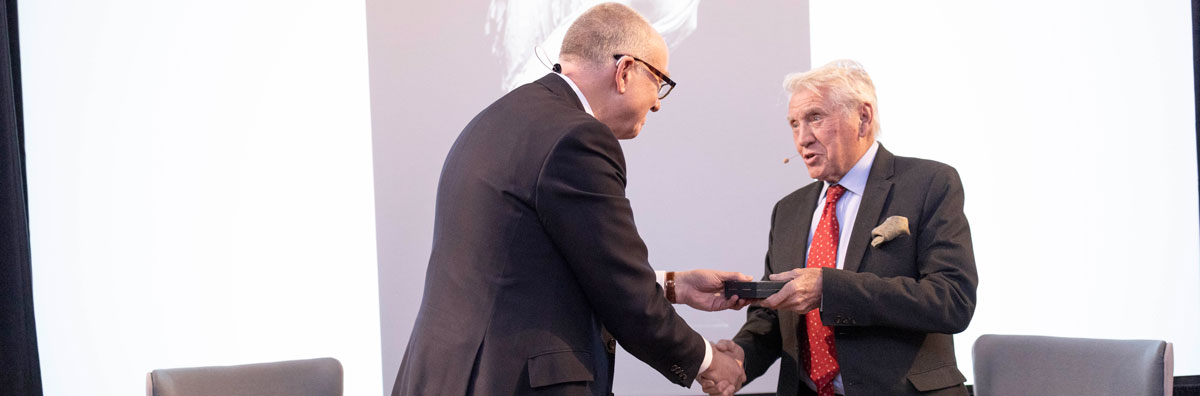 Don-mccullin-receives-bodley-medal